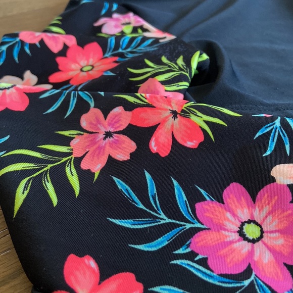 Art Class Girl’s Cropped Long Sleeve Rashguard - Picture 2 of 6